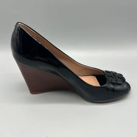 Tory Burch Black Patent Leather Peep Toe Wedge Pumps Logo Medallion 7.5M 5930L - Picture 7 of 10